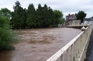 Flood looking overv Teme bridge